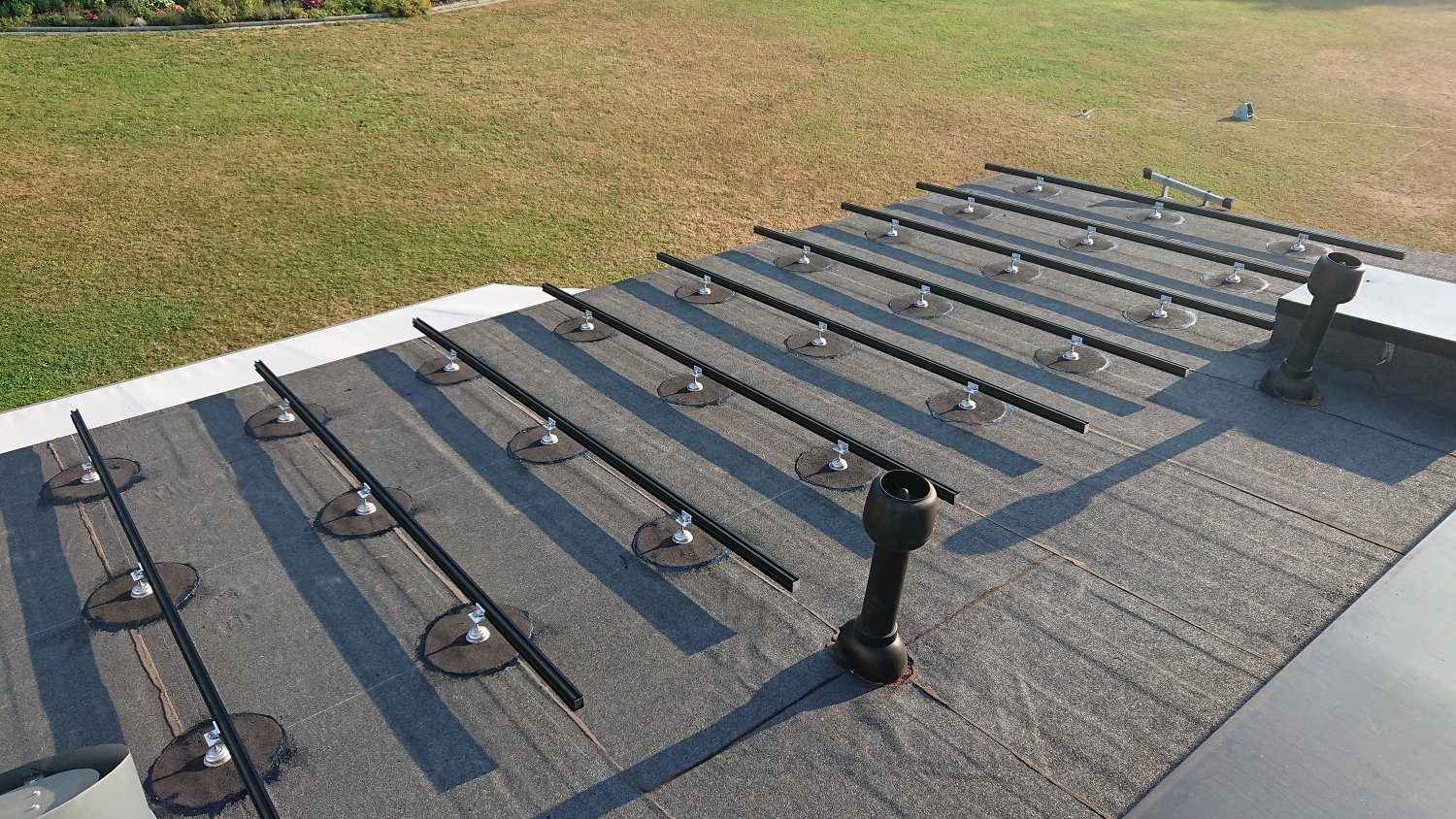 Bitumen roofing with solarpanels