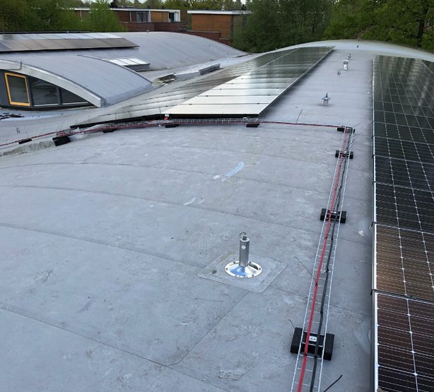 Zonnepanelen op een PVC dak met montageankers