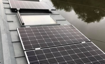 Solarmodule auf einem Schiff